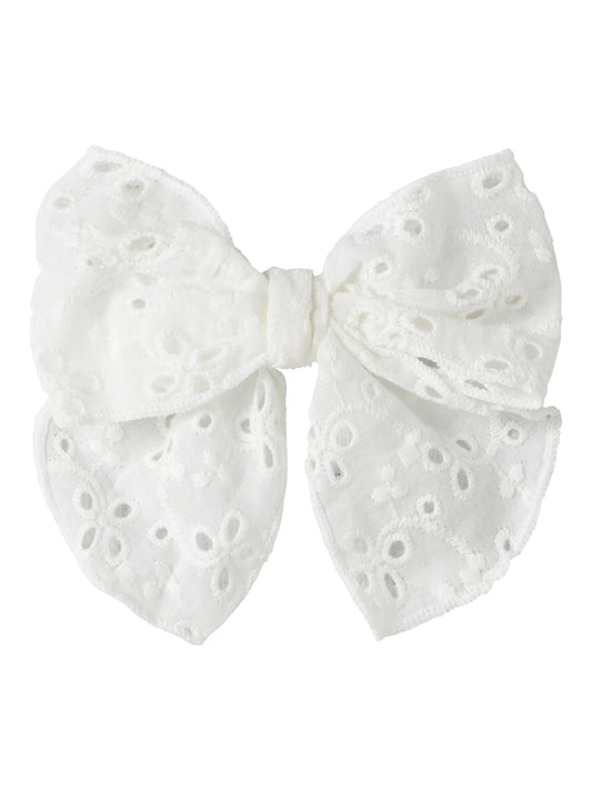 Vit stor rosett till flicka att ha i håret.
Hårklämma, Broderie anglaise-detalj
Hår rosett hårspänne till barn och ungdom flicka tjej från Name it.

NKFJOTILDA HAIRBOW
13256722