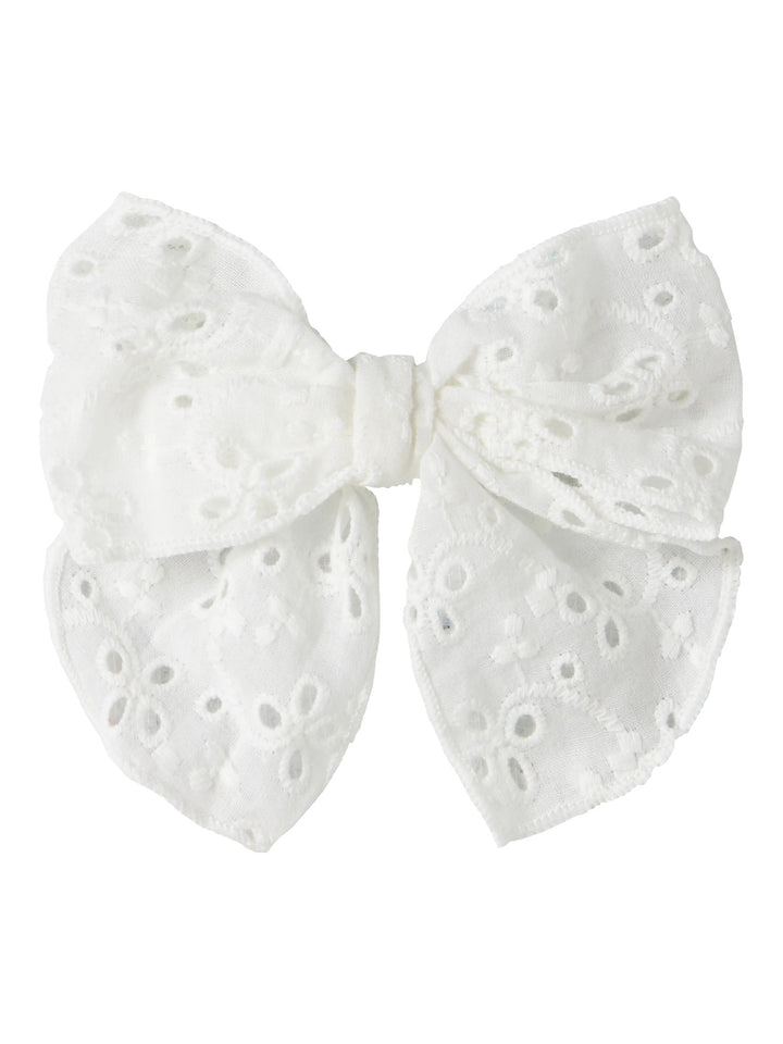 Vit stor rosett till flicka att ha i håret.
Hårklämma, Broderie anglaise-detalj
Hår rosett hårspänne till barn och ungdom flicka tjej från Name it.

NKFJOTILDA HAIRBOW
13256722