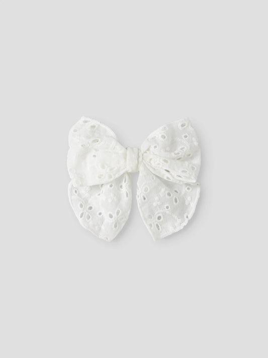 Vit stor rosett till flicka att ha i håret.
Hårklämma, Broderie anglaise-detalj
Hår rosett hårspänne till barn och ungdom flicka tjej från Name it.

NKFJOTILDA HAIRBOW
13256722