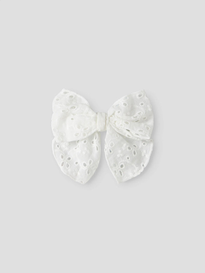 Vit stor rosett till flicka att ha i håret.
Hårklämma, Broderie anglaise-detalj
Hår rosett hårspänne till barn och ungdom flicka tjej från Name it.

NKFJOTILDA HAIRBOW
13256722