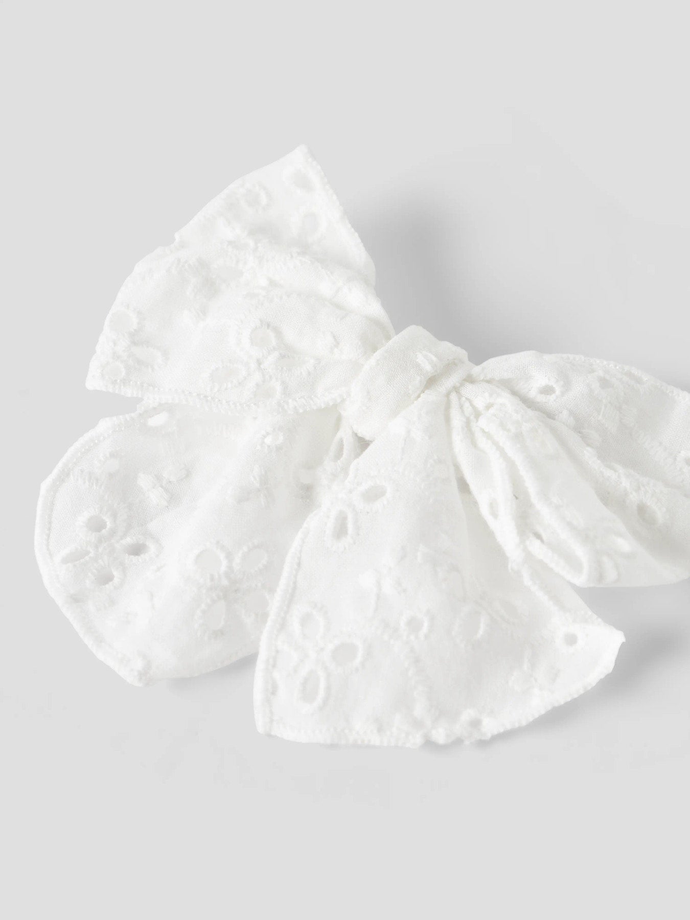 Vit stor rosett till flicka att ha i håret.
Hårklämma, Broderie anglaise-detalj
Hår rosett hårspänne till barn och ungdom flicka tjej från Name it.

NKFJOTILDA HAIRBOW
13256722
