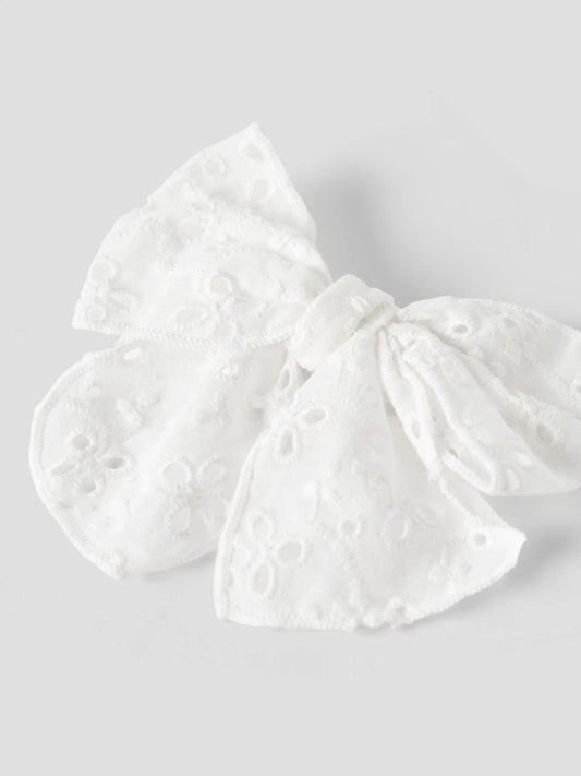 Vit stor rosett till flicka att ha i håret.
Hårklämma, Broderie anglaise-detalj
Hår rosett hårspänne till barn och ungdom flicka tjej från Name it.

NKFJOTILDA HAIRBOW
13256722