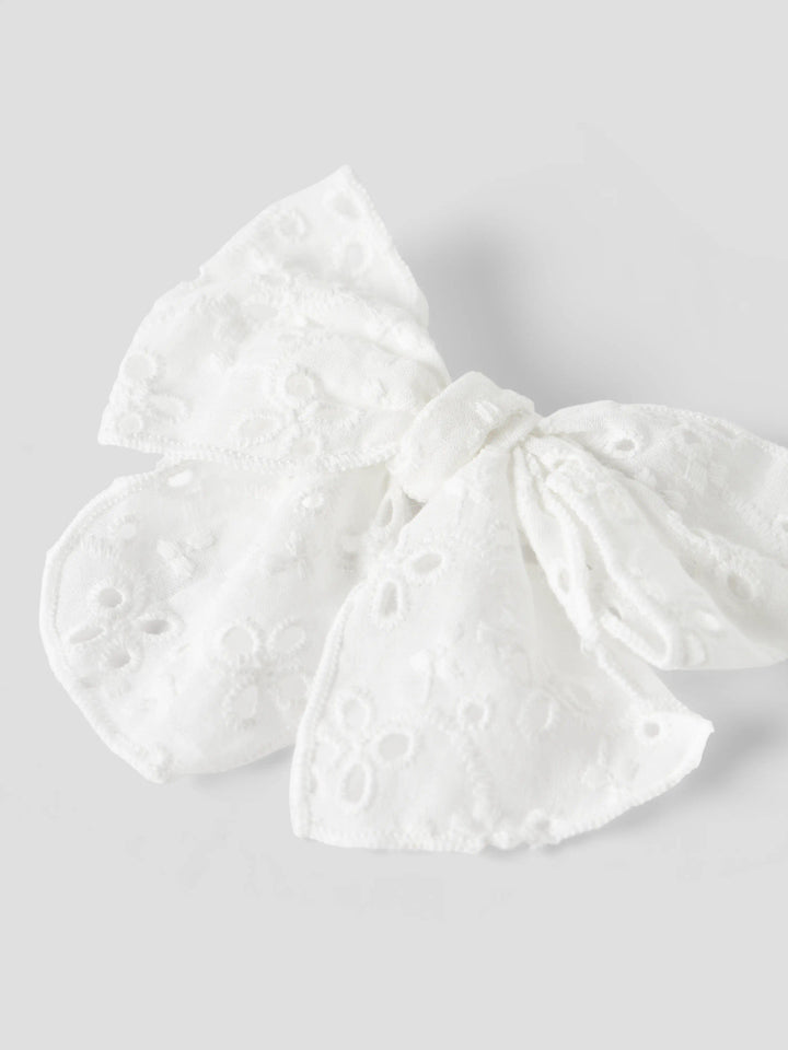 Vit stor rosett till flicka att ha i håret.
Hårklämma, Broderie anglaise-detalj
Hår rosett hårspänne till barn och ungdom flicka tjej från Name it.

NKFJOTILDA HAIRBOW
13256722