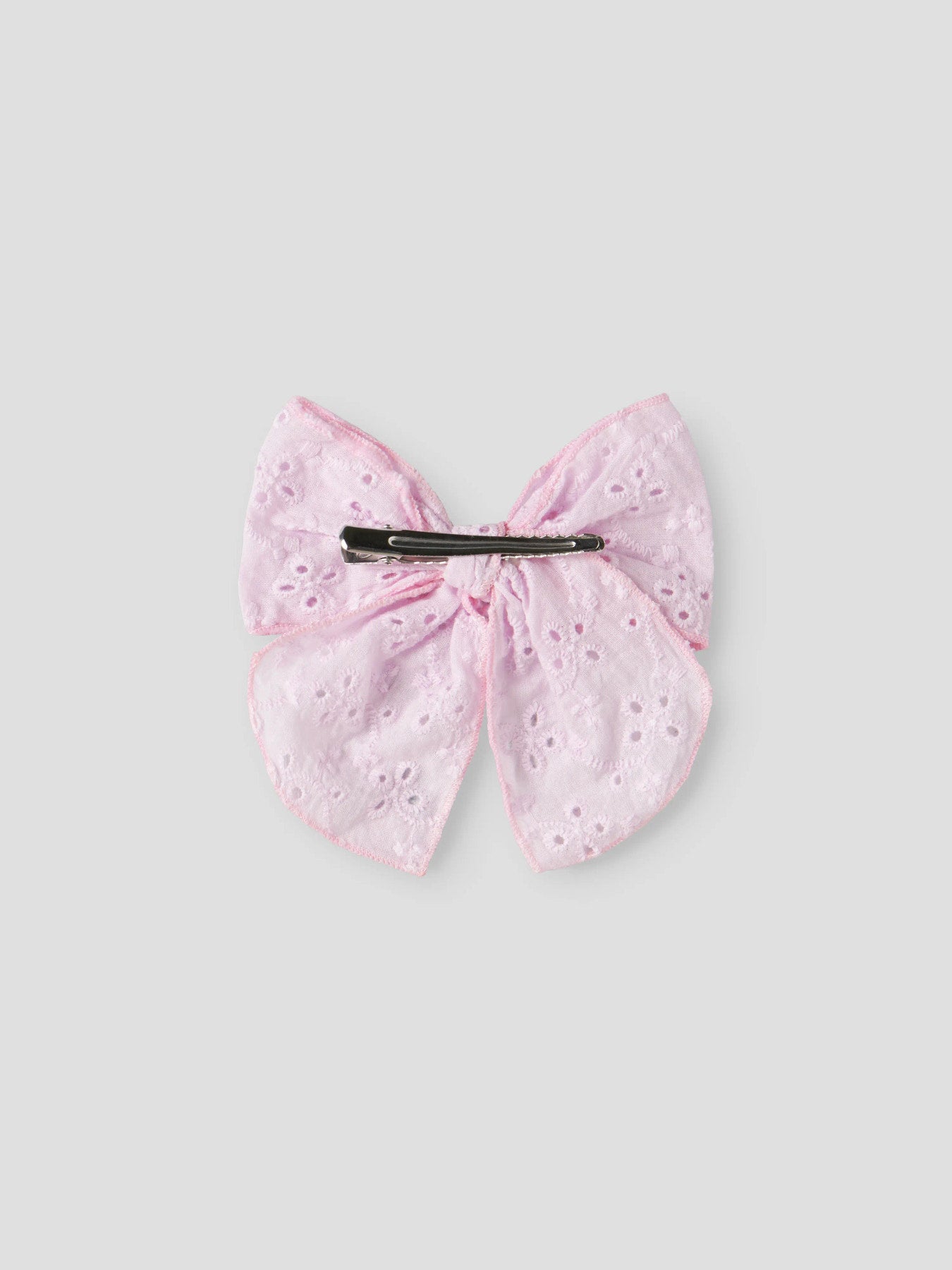 Ljus rosa stor rosett till flicka att ha i håret.
Hårklämma, Broderie anglaise-detalj
Hår rosett hårspänne till barn och ungdom flicka tjej från Name it.

NKFJOTILDA HAIRBOW
13256722