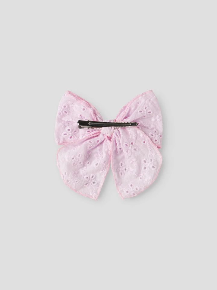 Ljus rosa stor rosett till flicka att ha i håret.
Hårklämma, Broderie anglaise-detalj
Hår rosett hårspänne till barn och ungdom flicka tjej från Name it.

NKFJOTILDA HAIRBOW
13256722