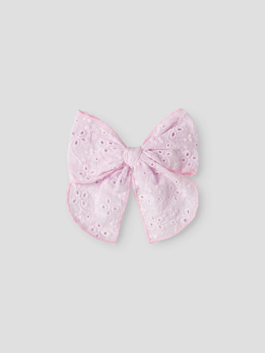 Ljus rosa stor rosett till flicka att ha i håret.
Hårklämma, Broderie anglaise-detalj
Hår rosett hårspänne till barn och ungdom flicka tjej från Name it.

NKFJOTILDA HAIRBOW
13256722
