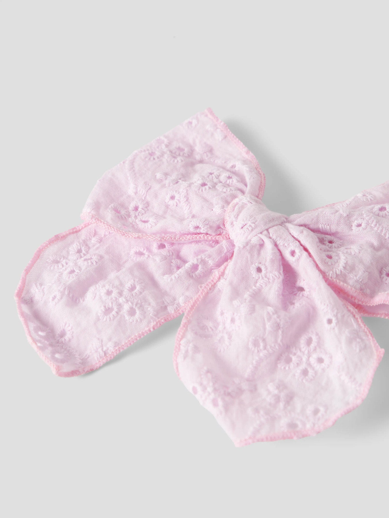 Ljus rosa stor rosett till flicka att ha i håret.
Hårklämma, Broderie anglaise-detalj
Hår rosett hårspänne till barn och ungdom flicka tjej från Name it.

NKFJOTILDA HAIRBOW
13256722