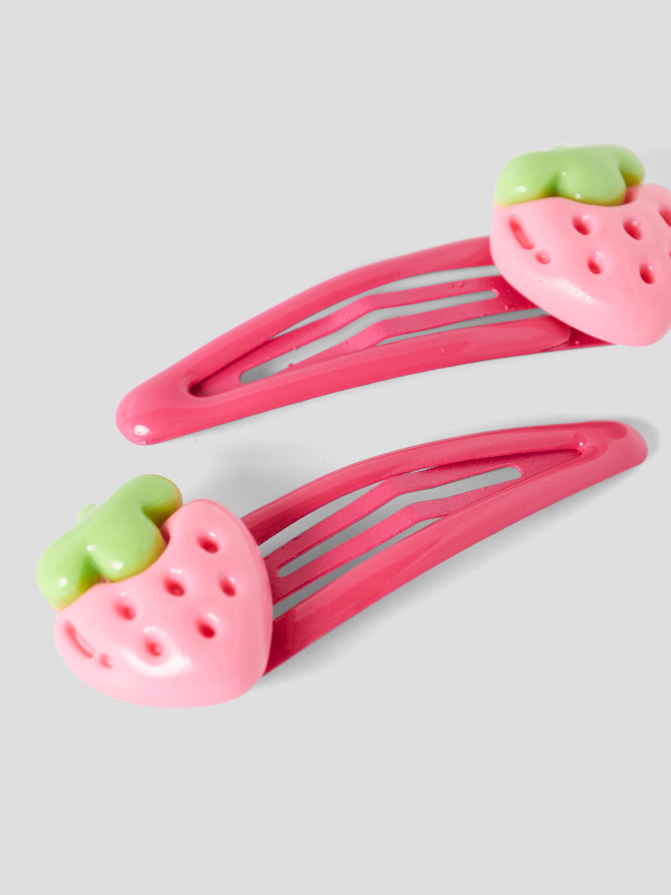 Söta rosa jordgubbe hårspännen till flicka. Hårspänne 2 pack hår spänne smycke till flicka från Name it.
NMFJOBENA 2P HAIRCLIP
13256734