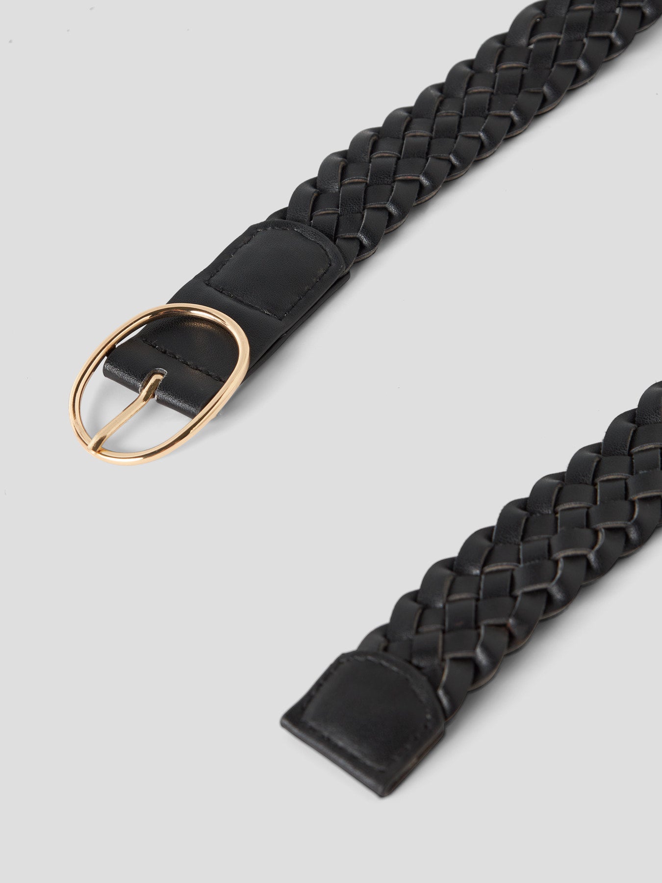 Svart flätat bälte till flicka. Tjej skärp, bälte i flätad modell med guld spänne från Name it.
NKFJALONA BELT
13256740