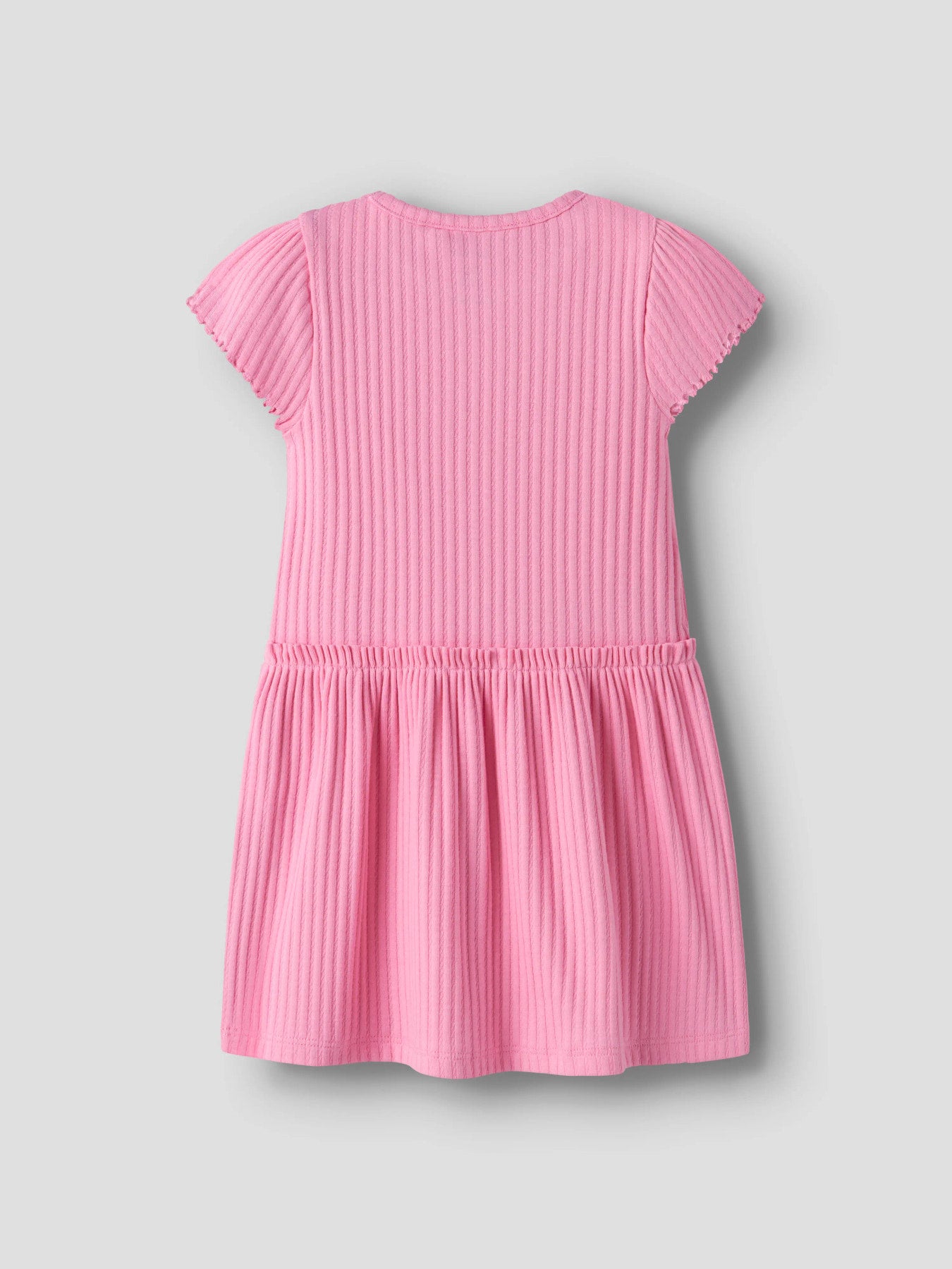 Rosa kortärmad ribbad sommar klänning till flicka. Ekologiska barnkläder till flicka från Name it.
NMFJESSIA CAPSL DRESS
13256783