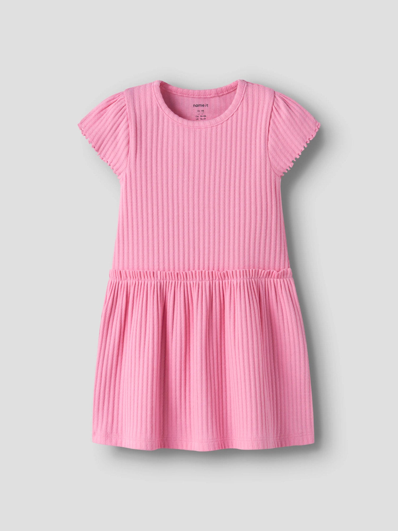 Rosa kortärmad ribbad sommar klänning till flicka. Ekologiska barnkläder till flicka från Name it.
NMFJESSIA CAPSL DRESS
13256783