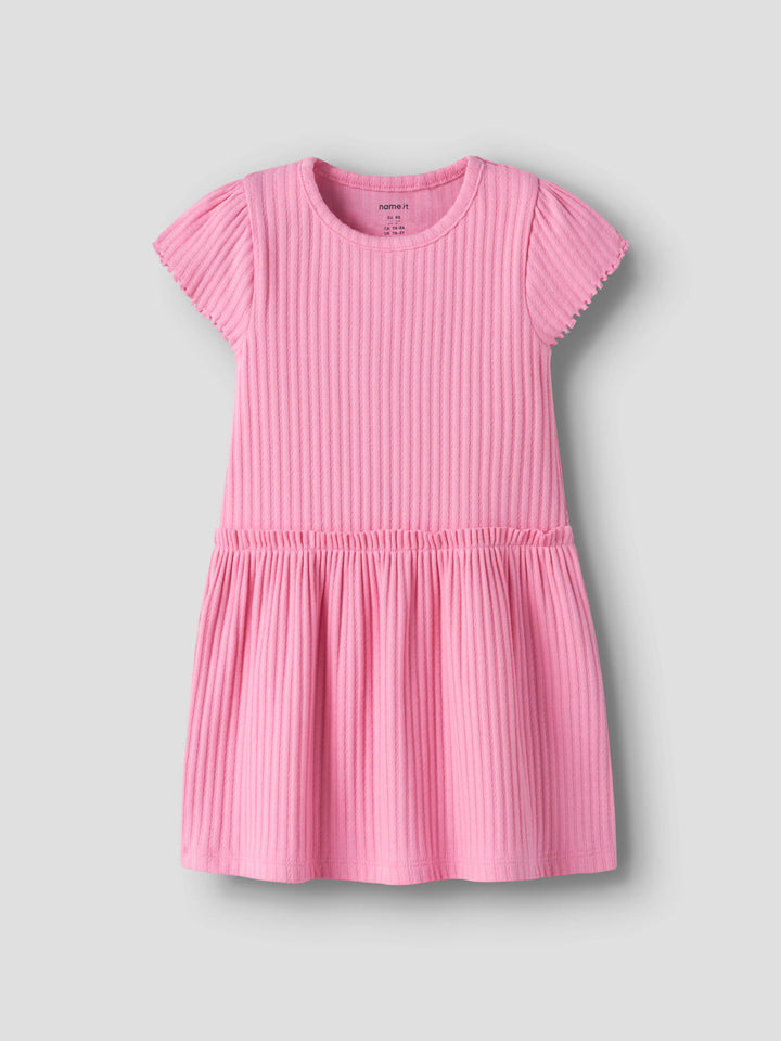 Rosa kortärmad ribbad sommar klänning till flicka. Ekologiska barnkläder till flicka från Name it.
NMFJESSIA CAPSL DRESS
13256783