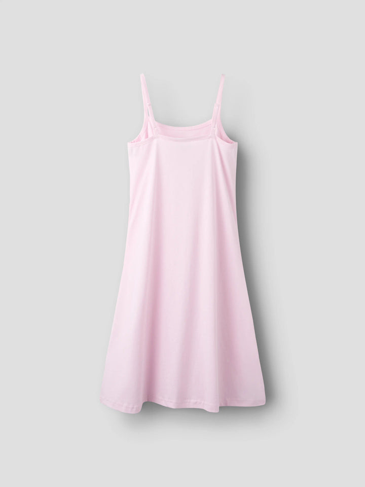 Snygg enkel ljus rosa kort bomulls klänning med smala axelband till ungdom tjej. Ekologiska ungdomskläder och barnkläder till flicka, klänning utan ärm från LMTD.
NLFHIGGA SHORT STRAP DRESS
13256823