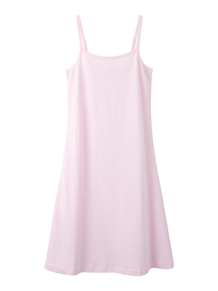 Snygg enkel ljus rosa kort bomulls klänning med smala axelband till ungdom tjej. Ekologiska ungdomskläder och barnkläder till flicka, klänning utan ärm från LMTD.
NLFHIGGA SHORT STRAP DRESS
13256823