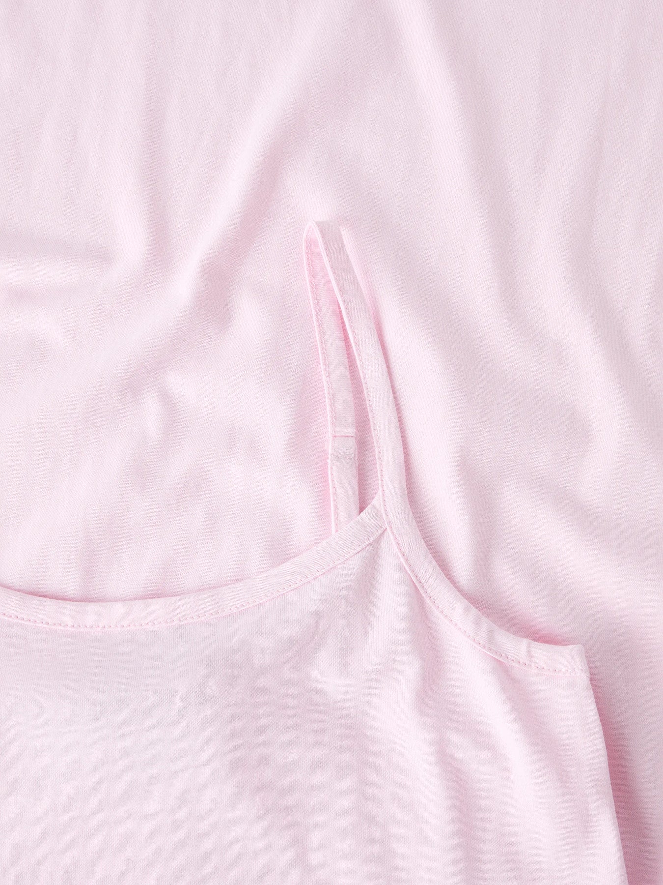 Snygg enkel ljus rosa kort bomulls klänning med smala axelband till ungdom tjej. Ekologiska ungdomskläder och barnkläder till flicka, klänning utan ärm från LMTD.
NLFHIGGA SHORT STRAP DRESS
13256823