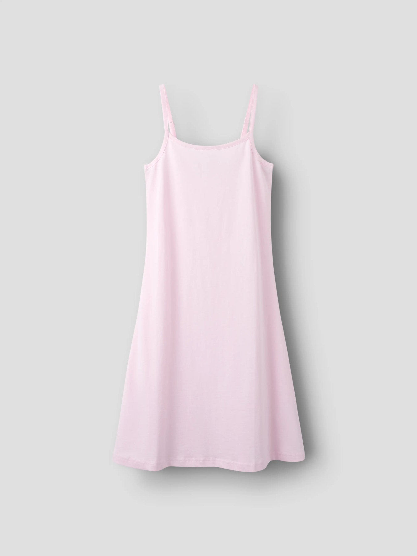 Snygg enkel ljus rosa kort bomulls klänning med smala axelband till ungdom tjej. Ekologiska ungdomskläder och barnkläder till flicka, klänning utan ärm från LMTD.
NLFHIGGA SHORT STRAP DRESS
13256823