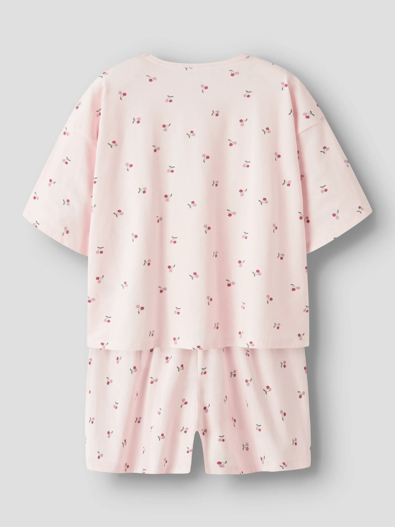 Rosa kortbent pyjamas med t-shirt. Söt mönstrad sommar pyjamas till flicka med små körsbär. Ekologiska barnkläder och pyjamas från Name it.
NKFNIGHTSET BOXY CHERRY NOOS
13257119
