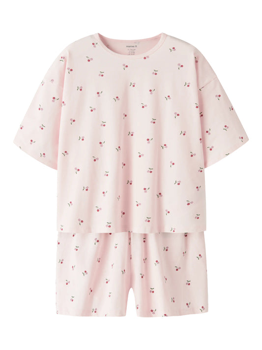 Rosa kortbent pyjamas med t-shirt. Söt mönstrad sommar pyjamas till flicka med små körsbär. Ekologiska barnkläder och pyjamas från Name it.
NKFNIGHTSET BOXY CHERRY NOOS
13257119