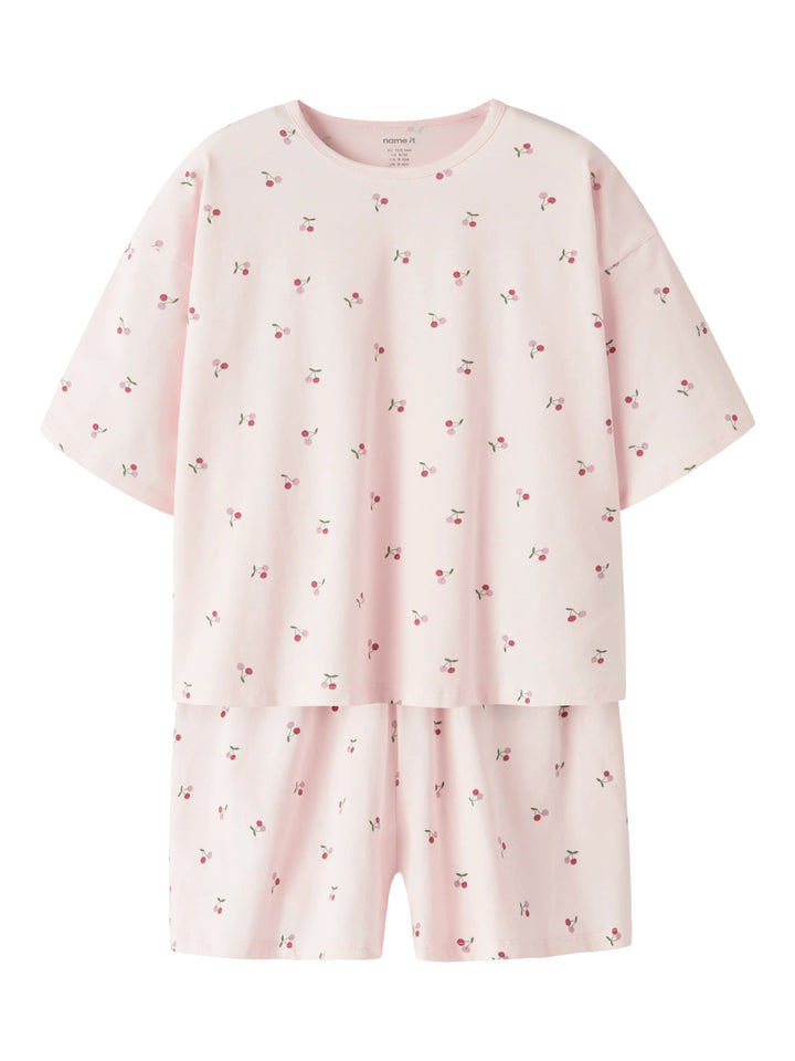 Rosa kortbent pyjamas med t-shirt. Söt mönstrad sommar pyjamas till flicka med små körsbär. Ekologiska barnkläder och pyjamas från Name it.
NKFNIGHTSET BOXY CHERRY NOOS
13257119