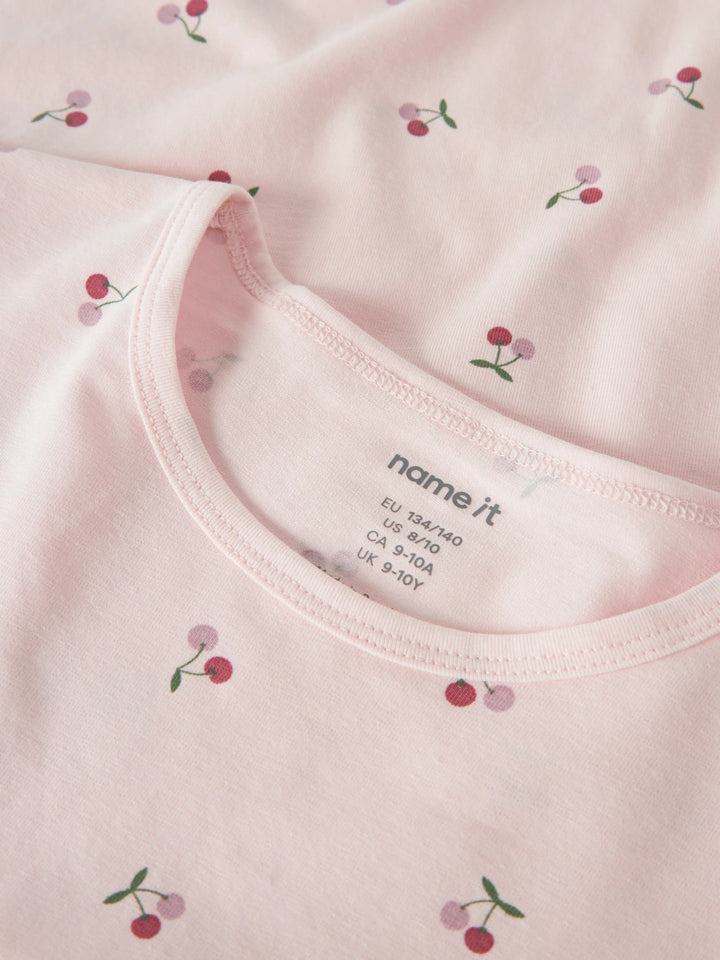 Rosa kortbent pyjamas med t-shirt. Söt mönstrad sommar pyjamas till flicka med små körsbär. Ekologiska barnkläder och pyjamas från Name it.
NKFNIGHTSET BOXY CHERRY NOOS
13257119