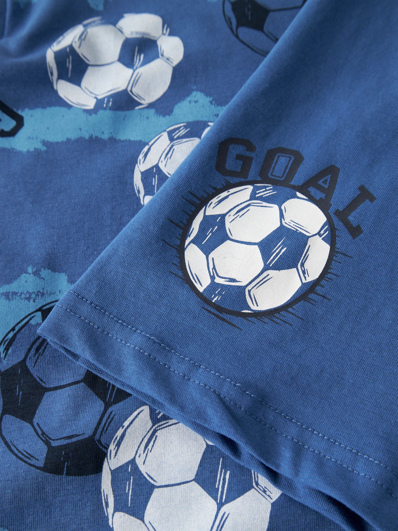 Blå kortärmad och shorts pyjamas till pojke. Kortbent pyjamas eller shortsset, ekologisk fotbolls pyjamas till kille från Name it.
NKMNIGHTSET SS DELFT FOOTBALL NOOS
13257123