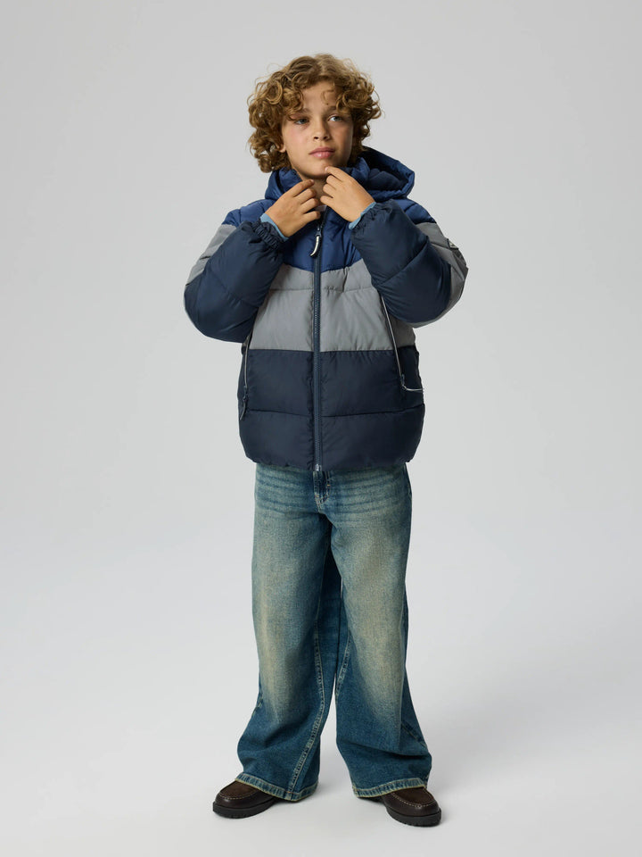 Name It Montel pufferjacka pojke kids marinblå grå med reflexdetaljer och huva
