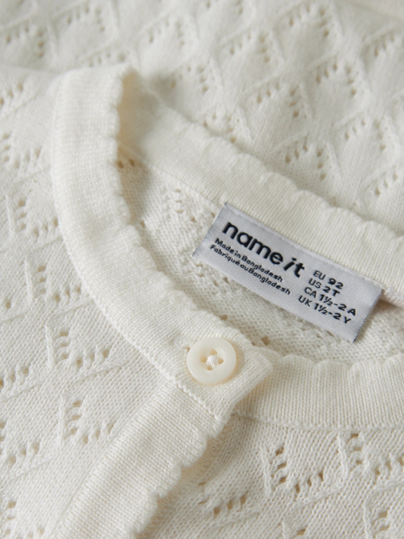 Mönster stickad vit kofta till flicka. Barn cardigan kofta till flicka i ekologisk bomull från Name it.
NMFDESINA LS SHORT KNIT CARD
13257337
