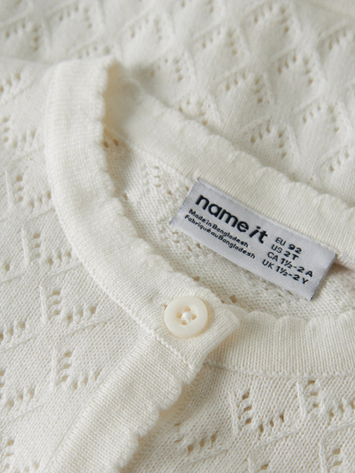 Mönster stickad vit kofta till flicka. Barn cardigan kofta till flicka i ekologisk bomull från Name it.
NMFDESINA LS SHORT KNIT CARD
13257337