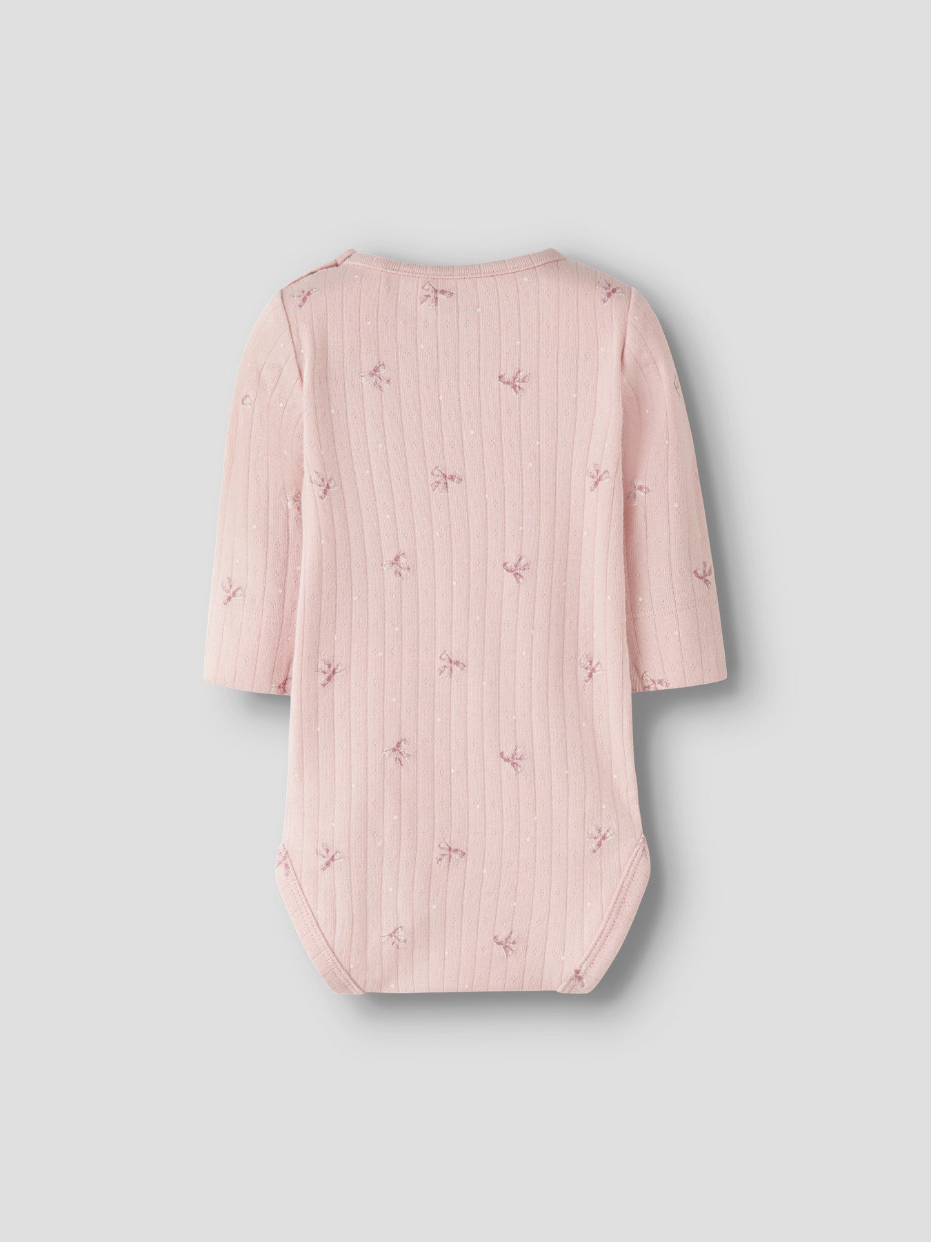Name It rosa långärmad body för baby flicka med dekorativa rosetter och tryckknappar i grenen. Ekologiska baby kläder till nyfödd flicka.
NBFKATHLEN LS BODY
13257361