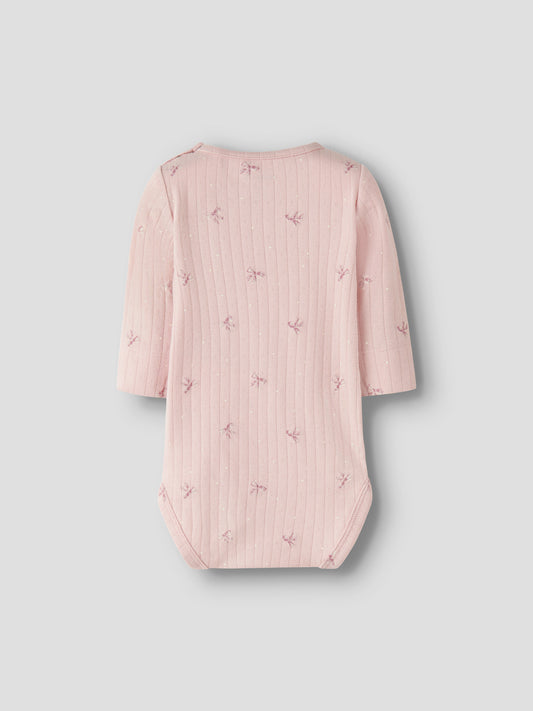 Name It rosa långärmad body för baby flicka med dekorativa rosetter och tryckknappar i grenen. Ekologiska baby kläder till nyfödd flicka.
NBFKATHLEN LS BODY
13257361