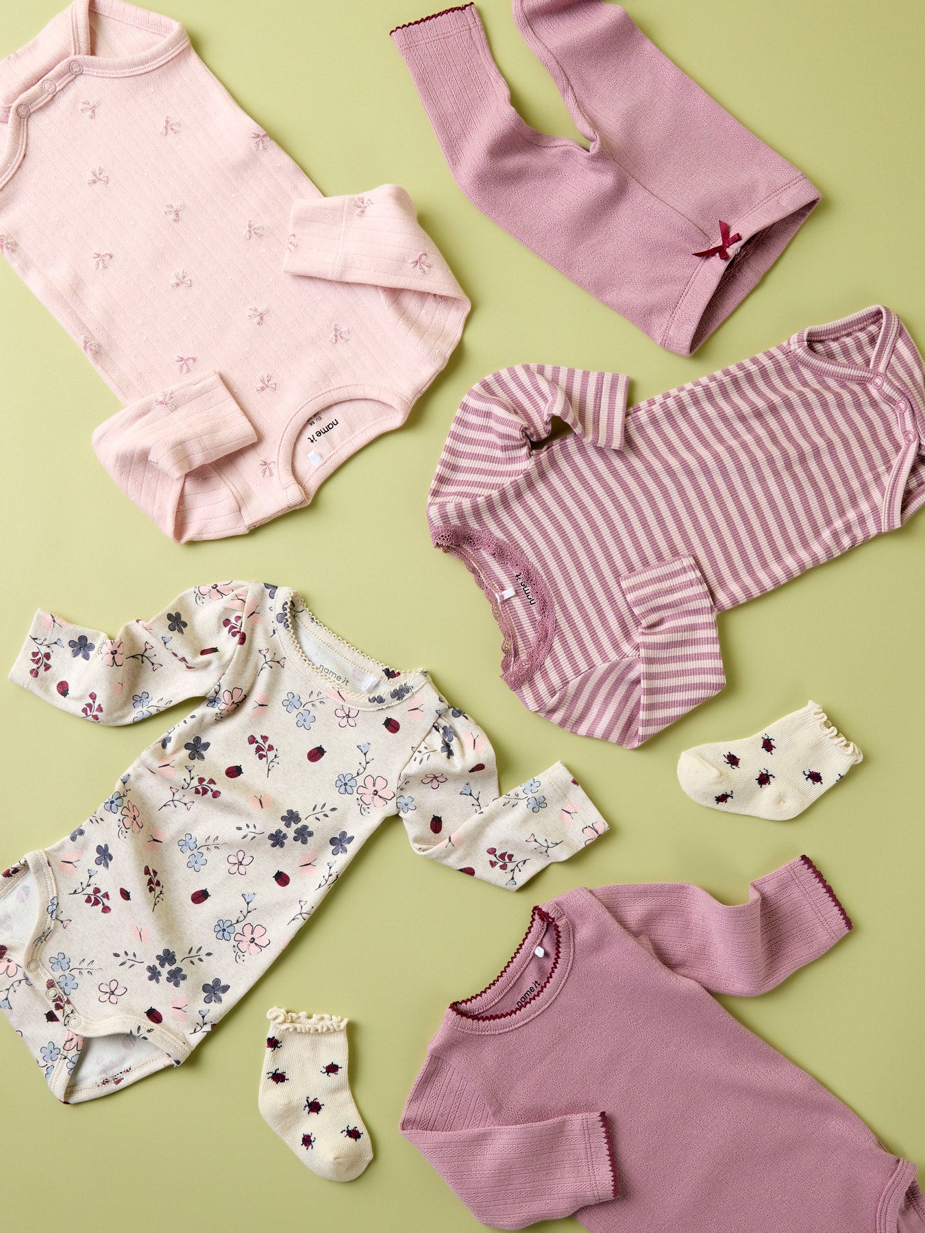 Name It rosa långärmad body för baby flicka med dekorativa rosetter och tryckknappar i grenen. Ekologiska baby kläder till nyfödd flicka.
NBFKATHLEN LS BODY
13257361