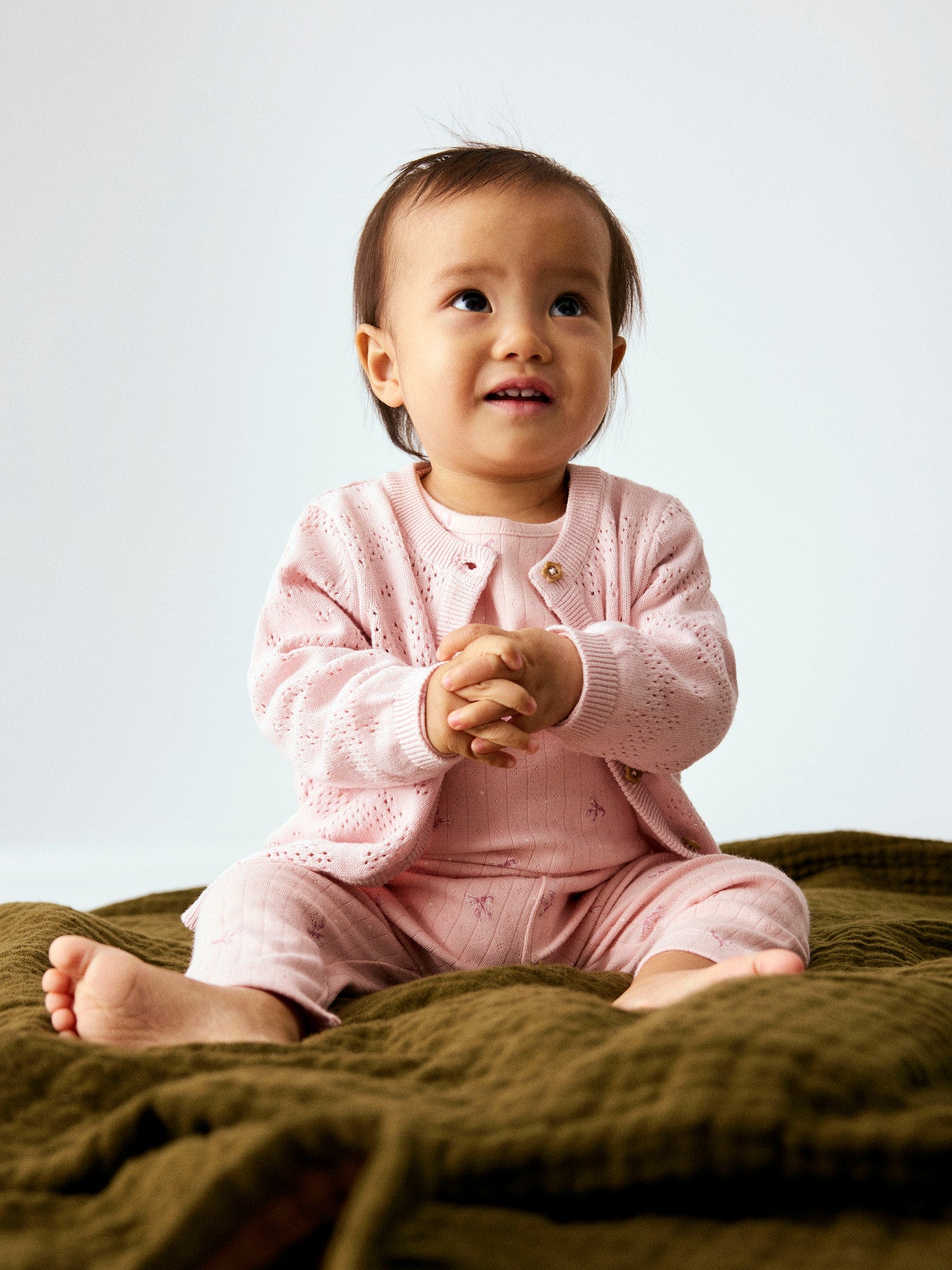 Name It rosa långärmad body för baby flicka med dekorativa rosetter och tryckknappar i grenen. Ekologiska baby kläder till nyfödd flicka.
NBFKATHLEN LS BODY
13257361