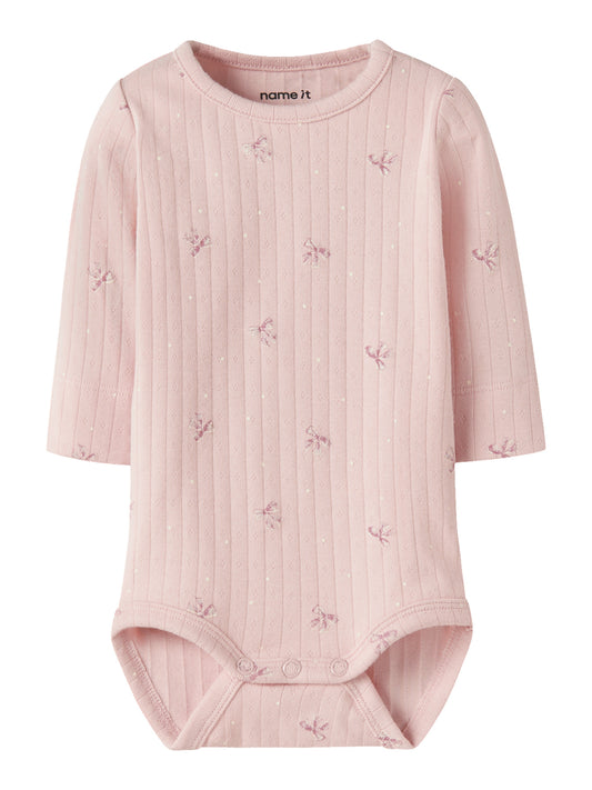 Name It rosa långärmad body för baby flicka med dekorativa rosetter och tryckknappar i grenen. Ekologiska baby kläder till nyfödd flicka.
NBFKATHLEN LS BODY
13257361