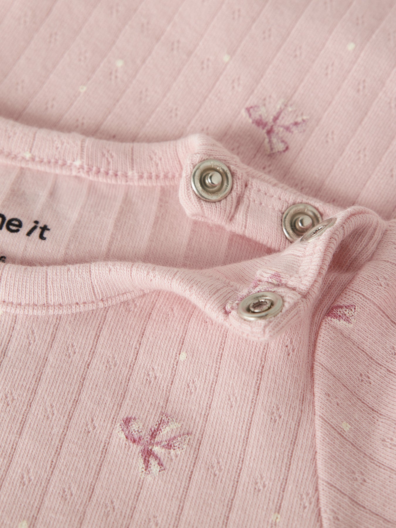 Name It rosa långärmad body för baby flicka med dekorativa rosetter och tryckknappar i grenen. Ekologiska baby kläder till nyfödd flicka.
NBFKATHLEN LS BODY
13257361
