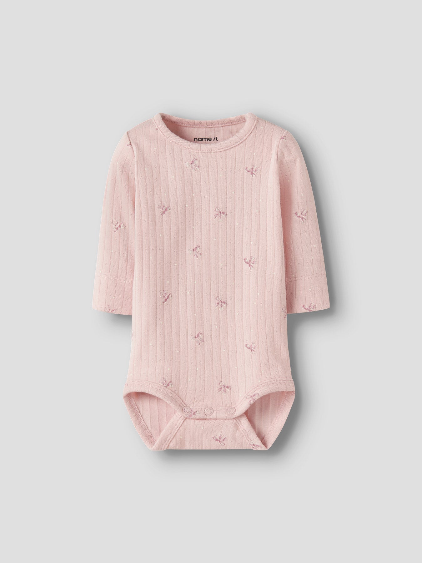 Name It rosa långärmad body för baby flicka med dekorativa rosetter och tryckknappar i grenen. Ekologiska baby kläder till nyfödd flicka.
NBFKATHLEN LS BODY
13257361