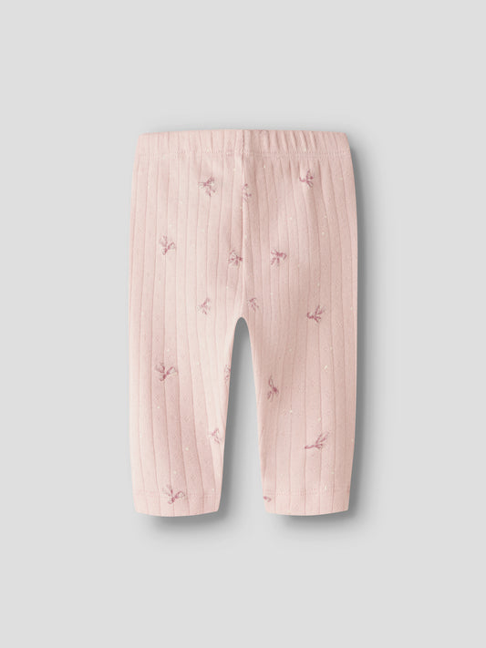 Name It rosa leggings för baby flicka med dekorativa rosetter, elastisk midja och mjuk stretchkvalitet. Ekologiska bebis kläder till nyfödd flicka.
NBFKATHLEN LEGGING
13257362