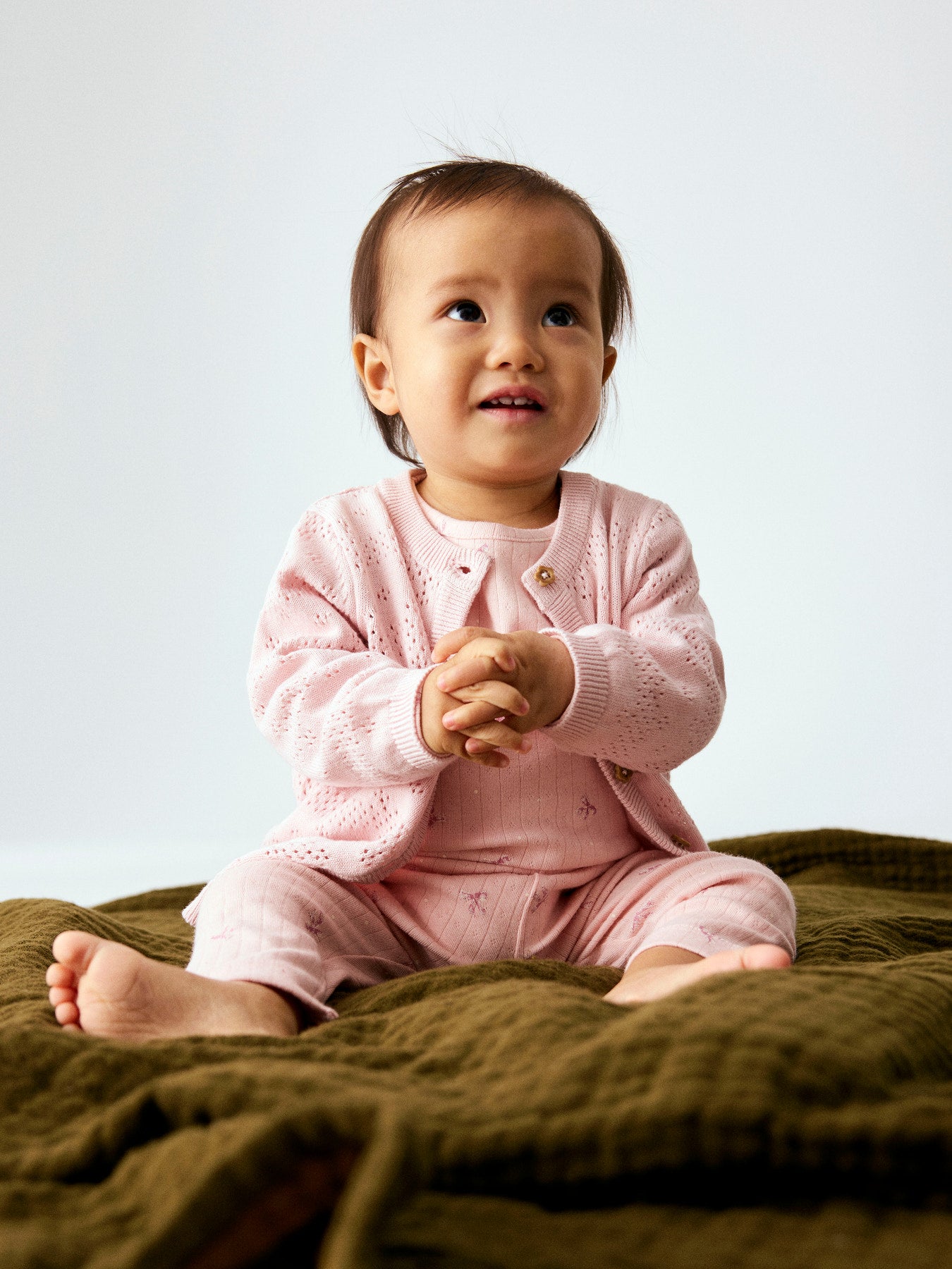 Name It rosa leggings för baby flicka med dekorativa rosetter, elastisk midja och mjuk stretchkvalitet. Ekologiska bebis kläder till nyfödd flicka.
NBFKATHLEN LEGGING
13257362