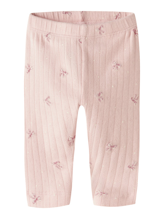 Name It rosa leggings för baby flicka med dekorativa rosetter, elastisk midja och mjuk stretchkvalitet. Ekologiska bebis kläder till nyfödd flicka.
NBFKATHLEN LEGGING
13257362