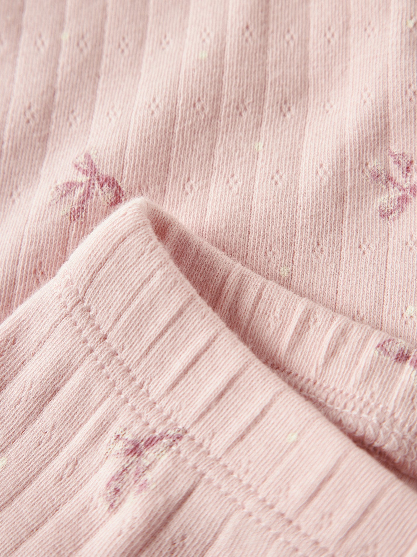 Name It rosa leggings för baby flicka med dekorativa rosetter, elastisk midja och mjuk stretchkvalitet. Ekologiska bebis kläder till nyfödd flicka.
NBFKATHLEN LEGGING
13257362