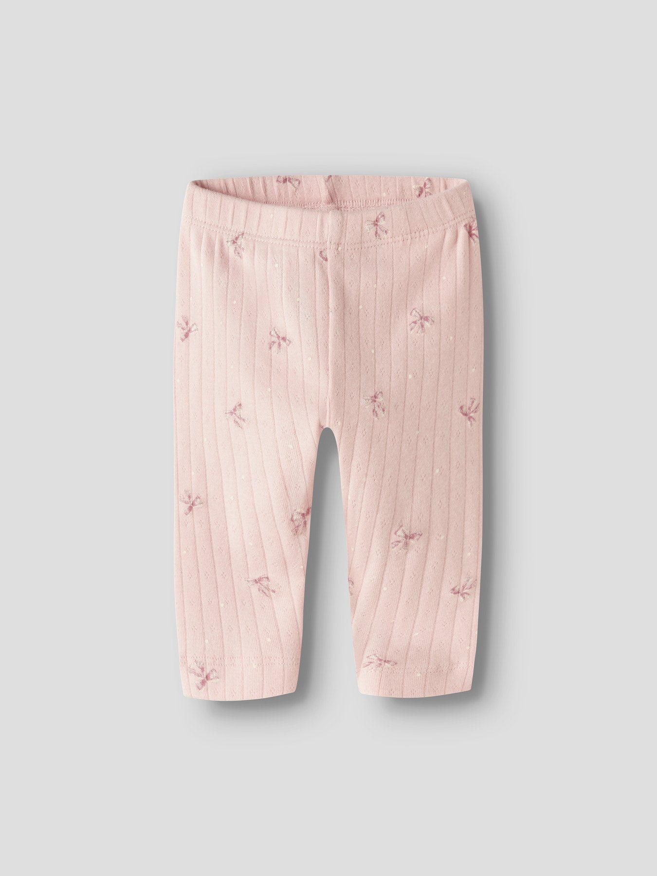 Name It rosa leggings för baby flicka med dekorativa rosetter, elastisk midja och mjuk stretchkvalitet. Ekologiska bebis kläder till nyfödd flicka.
NBFKATHLEN LEGGING
13257362