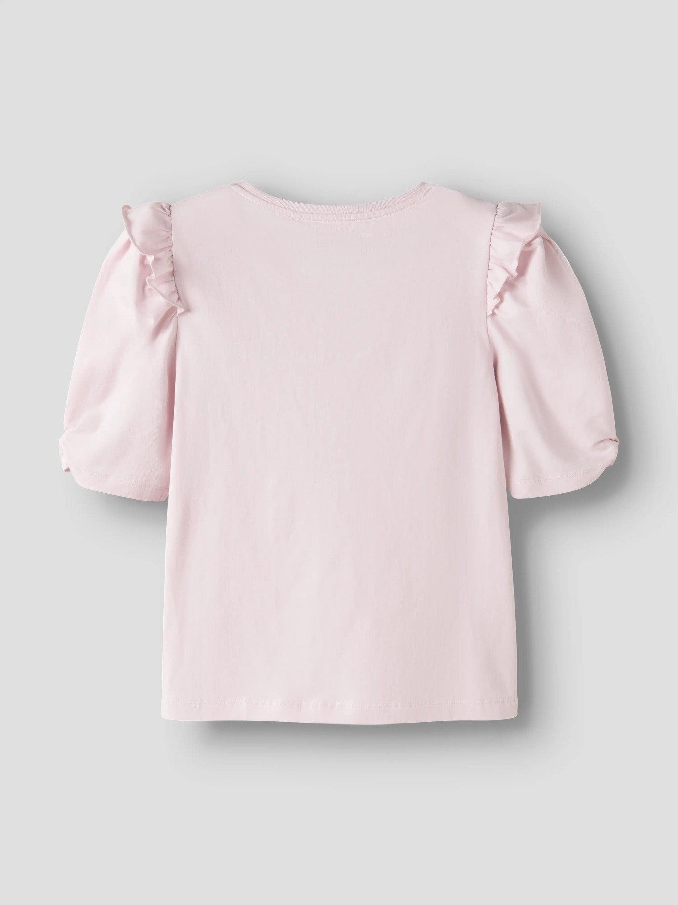 Rosa topp med puffärmar till flicka. Tjej t-shirt kortärmad med puff ärm i ekologisk bomull från Name it till flicka.
NKFFULLI SS TOP
13257396