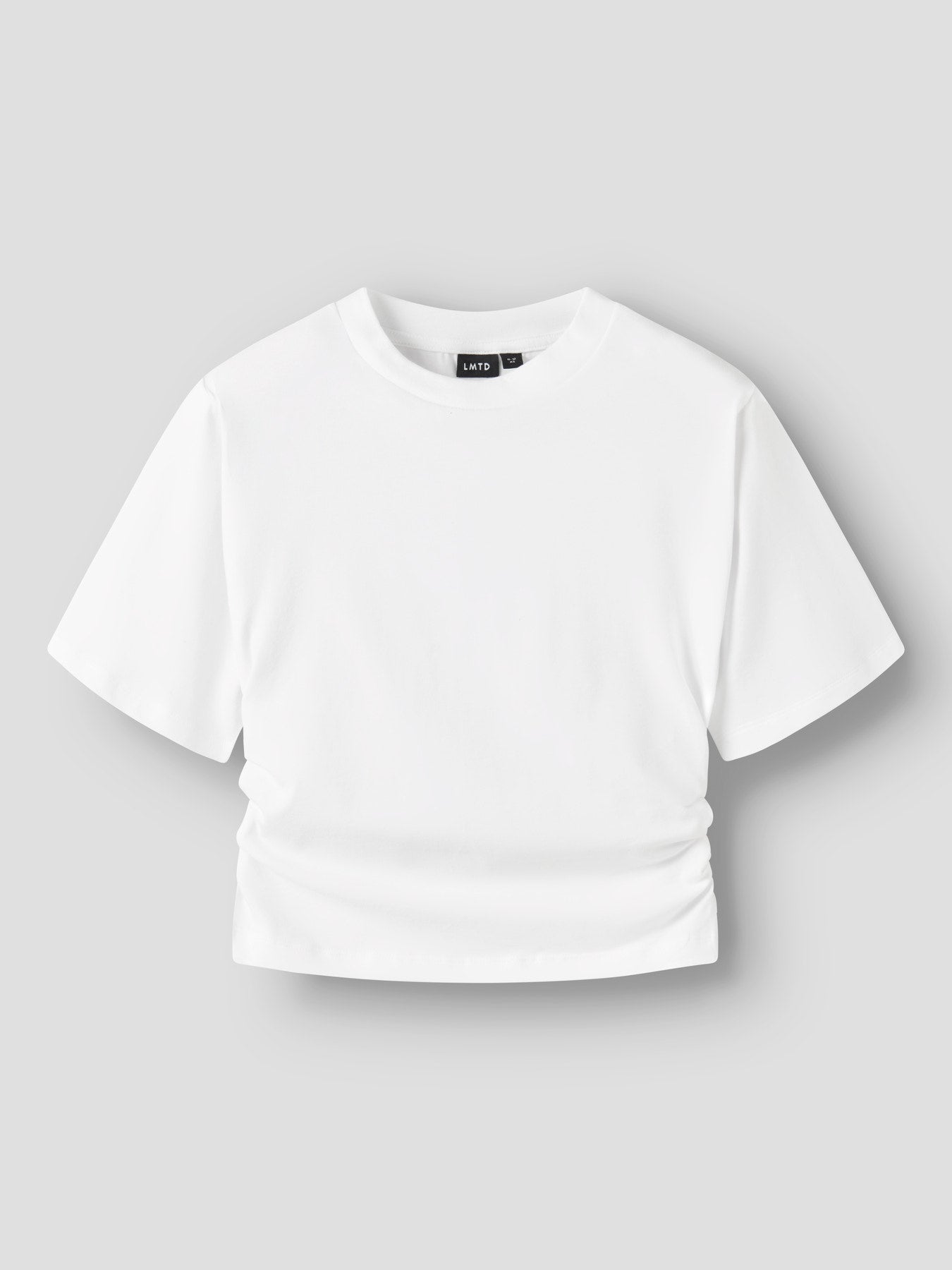 Vit rynkad topp med kort ärm till tjej. Kort t-shirt till flicka, ekologiska ungdoms kläder till tjej från LMTD.
NLFNOVEGAT SS SHORT ROUCHED TOP
13257457