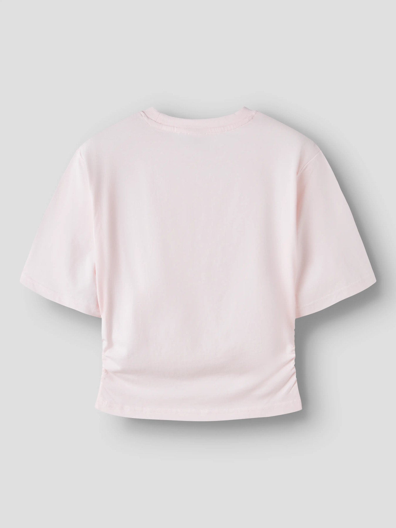 Rosa rynkad topp med kort ärm till tjej. Kort t-shirt till flicka, ekologiska ungdoms kläder till tjej från LMTD.
NLFNOVEGAT SS SHORT ROUCHED TOP
13257457