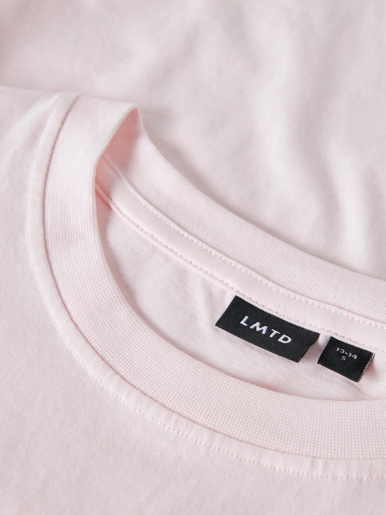 Rosa rynkad topp med kort ärm till tjej. Kort t-shirt till flicka, ekologiska ungdoms kläder till tjej från LMTD.
NLFNOVEGAT SS SHORT ROUCHED TOP
13257457
