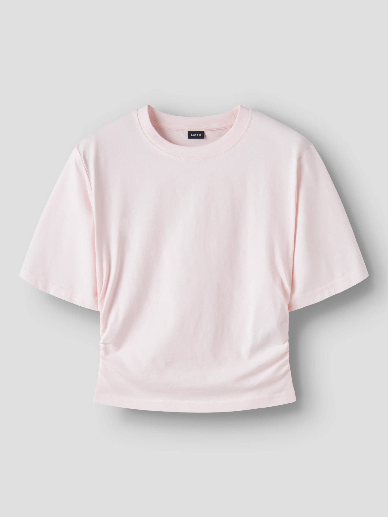 Rosa rynkad topp med kort ärm till tjej. Kort t-shirt till flicka, ekologiska ungdoms kläder till tjej från LMTD.
NLFNOVEGAT SS SHORT ROUCHED TOP
13257457
