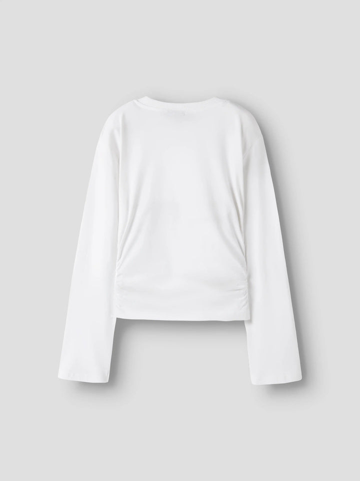 Kort topp med rynkade detaljer i sidorna, lite vidare ärm. Snygg vit långärmad tröja till ungdom tjej. Ekologiska barn och ungdomskläder till flicka från LMTD.
NLFNOVEGAT LS SHORT RUCHED TOP
13257594
