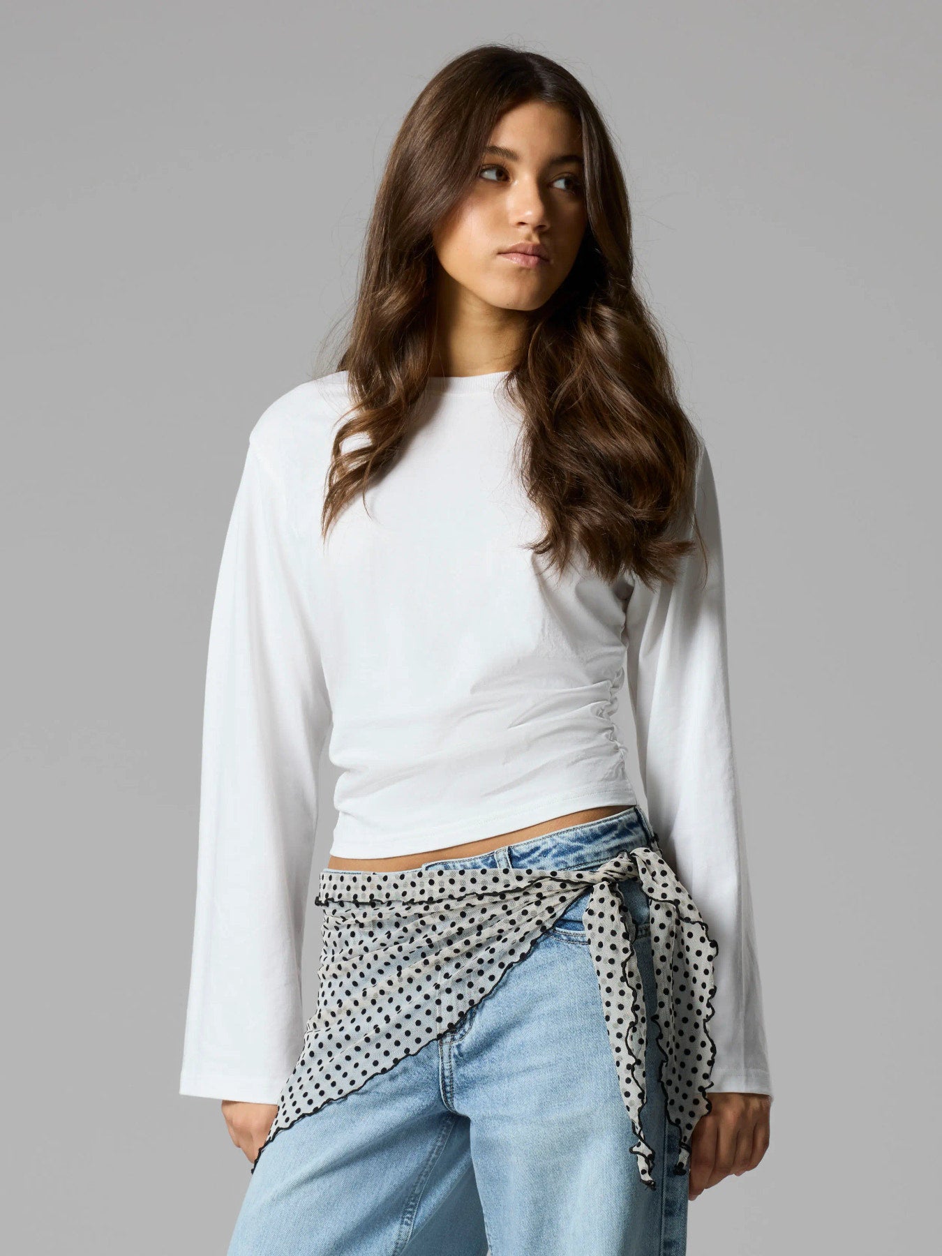 Kort topp med rynkade detaljer i sidorna, lite vidare ärm. Snygg vit långärmad tröja till ungdom tjej. Ekologiska barn och ungdomskläder till flicka från LMTD.
NLFNOVEGAT LS SHORT RUCHED TOP
13257594