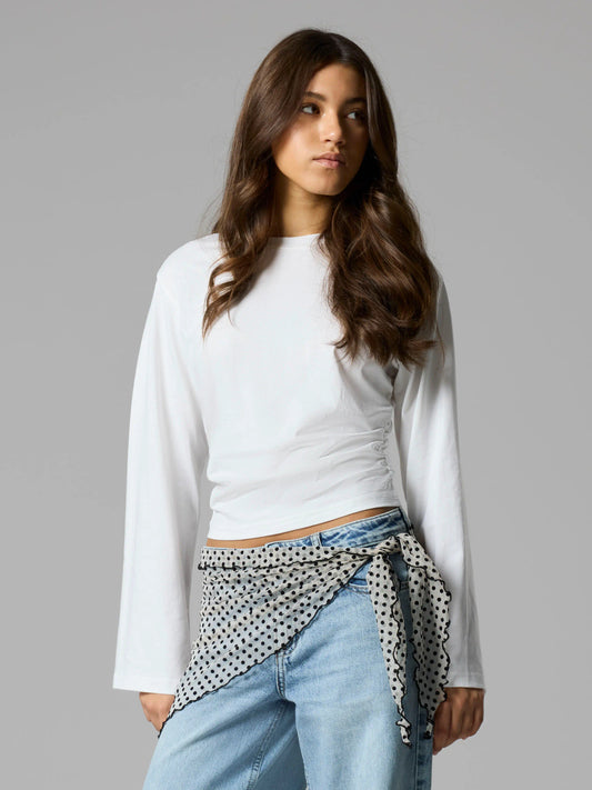 Kort topp med rynkade detaljer i sidorna, lite vidare ärm. Snygg vit långärmad tröja till ungdom tjej. Ekologiska barn och ungdomskläder till flicka från LMTD.
NLFNOVEGAT LS SHORT RUCHED TOP
13257594