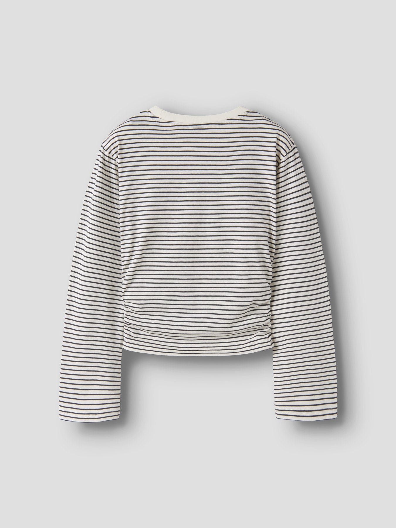 LMTD vit randig kort topp för ungdomstjej i ekologisk bomull med kort ärm, rund hals och rynkdetaljer i sidorna. Modell NLFNOVEGAT LS SHORT RUCHED TOP.