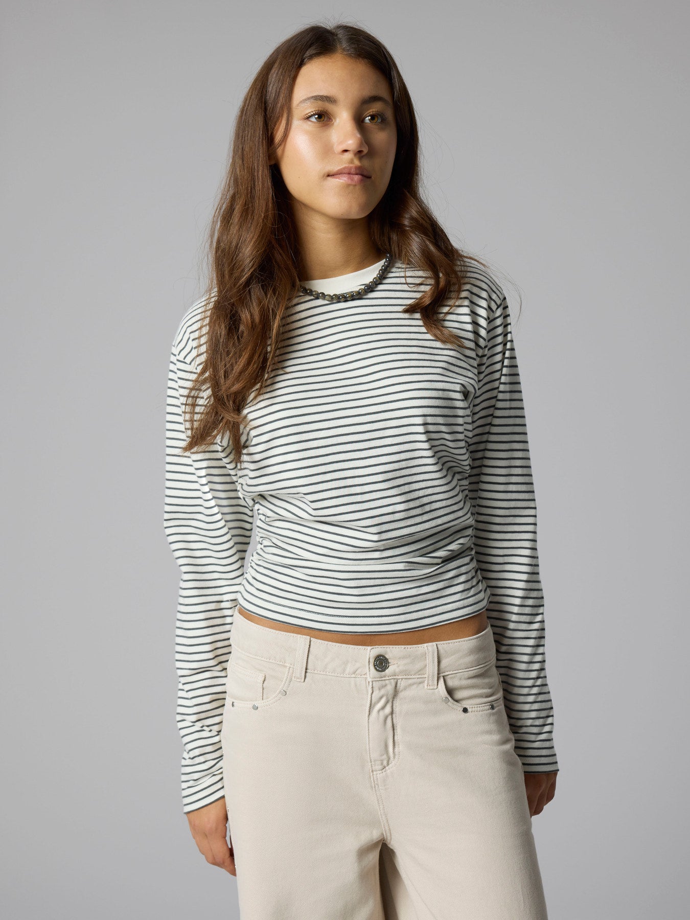 LMTD vit randig kort topp för ungdomstjej i ekologisk bomull med kort ärm, rund hals och rynkdetaljer i sidorna. Modell NLFNOVEGAT LS SHORT RUCHED TOP.